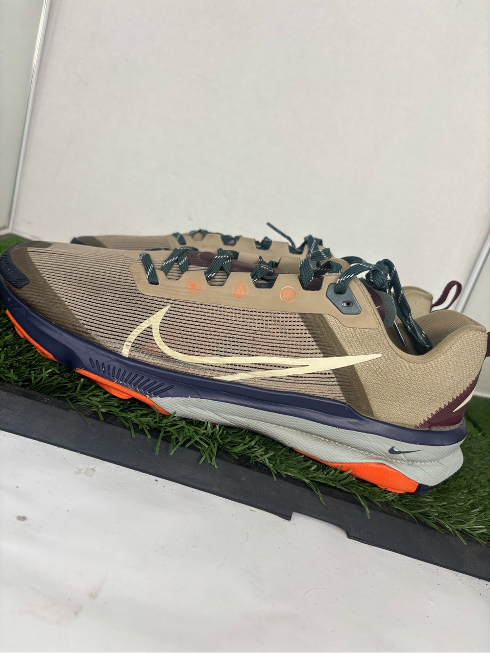 Nike Terra Kiger Trail 9 Hiking Running Shoes Kaki Orange Sneaker Mens Size 10.5